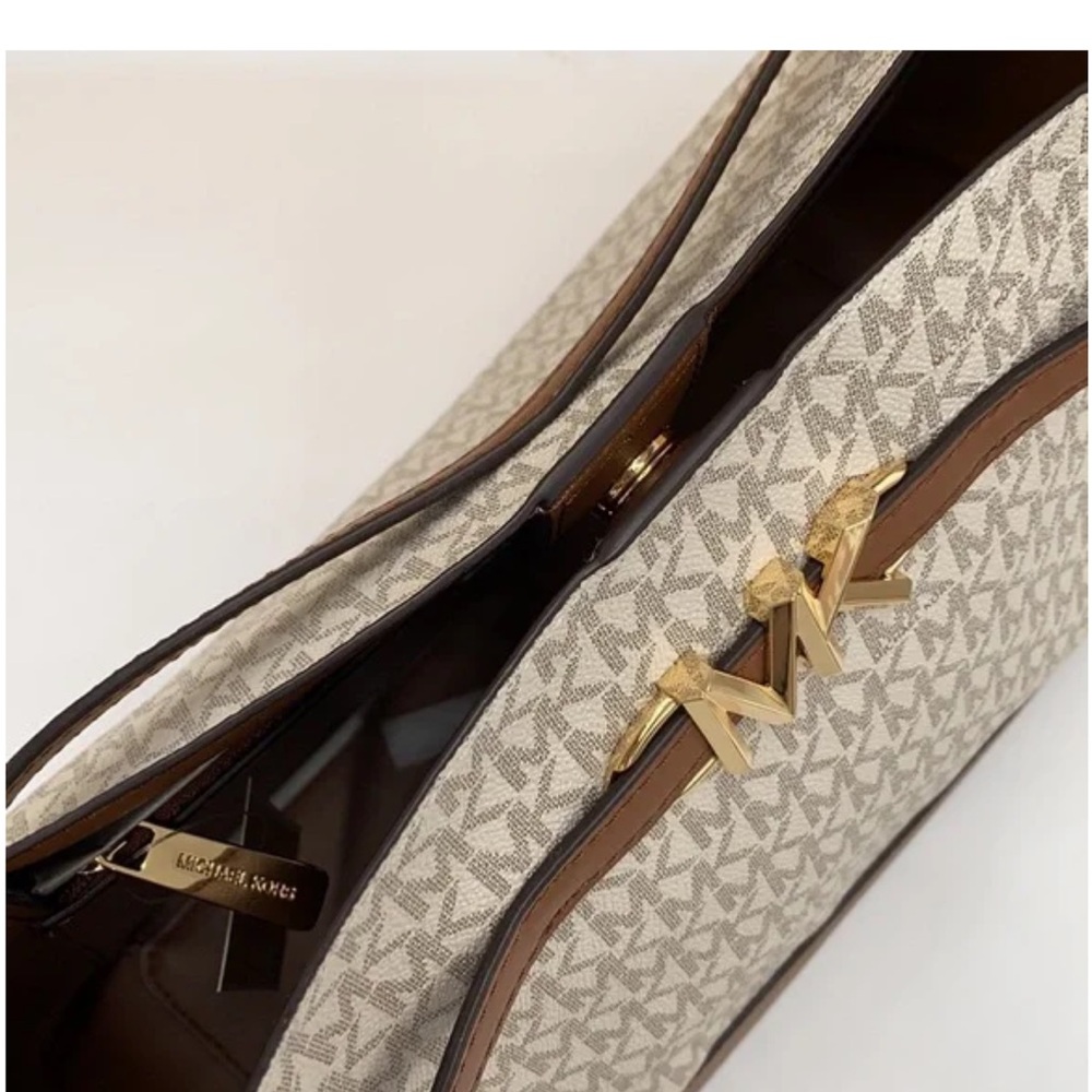 MICHAEL KORS REED LARGE LOGO TOTE. VANILLA SIGNATURE. NWT. Free bag w purchase. - Picture 4 of 13